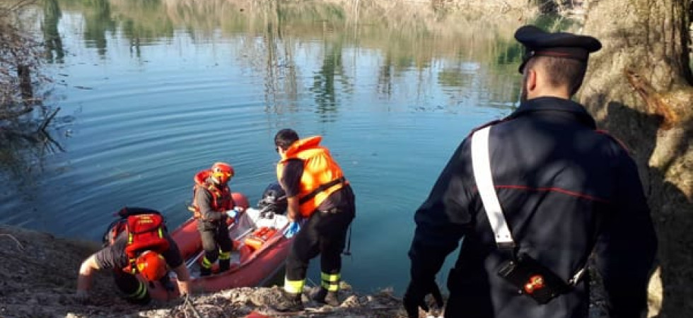 Si tuffa nel lago per sfuggire alla cattura dei carabinieri: 30enne ripescato dopo 40 minuti e portato in ospedale per